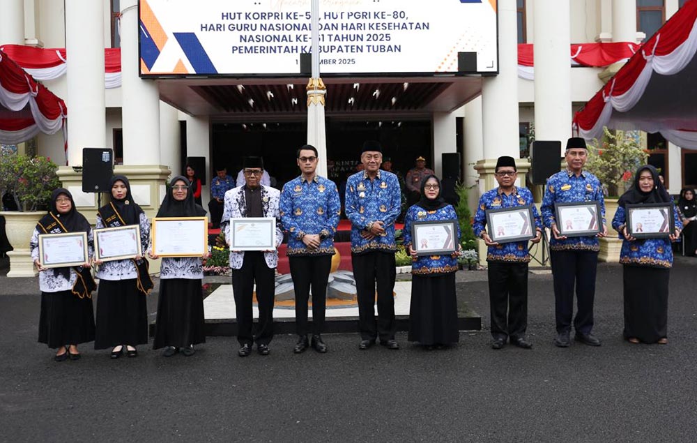 Bupati Lindra foto bersama para kepala OPD peraih penghargaan yang menegakkan kawasan tanpa rokok.