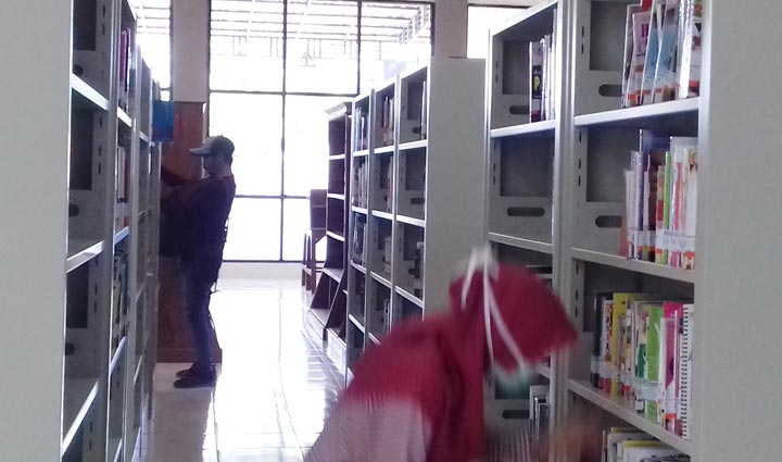 Sejumlah pengunjung Perpustakaan Kota Probolinggo sedang mencari buku.