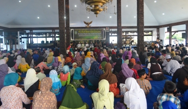 Anak yatim piatu yang mendapatkan santunan. Foto: imron/BANGSAONLINE