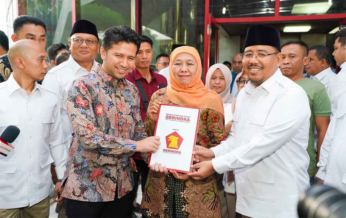Khofifah Indar Parawansa serta Emil Elestianto Dardak selaku pasangan bakal calon gubernur dan wakil gubernur di Jawa Timur saat menerima SK model B1 KWK dari Gerindra. 