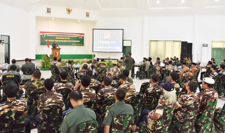 Danrem 084/Bhaskara Jaya, Kolonel Inf Sudaryanto memimpin komsos dengan Keluarga Besar TNI (KBT) di Aula Makorem, Rabu, 4 Maret 2020.