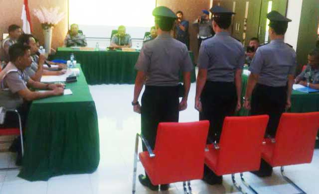 Sidang disiplin anggota Polri di Mapolda Jatim, kemarin (15/10). foto: rusmiyanto/BANGSAONLINE