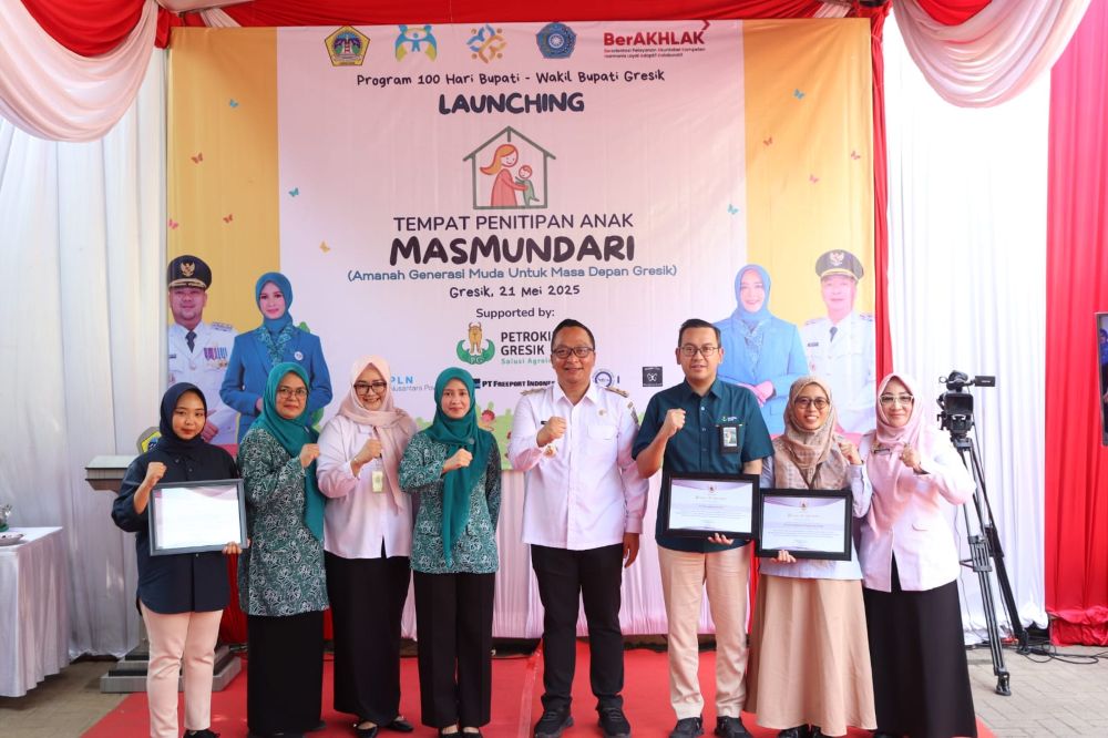 Wabup Gresik Asluchul Alif bersama para donatur dan undangan saat peresmian TPA. Foto: Ist.