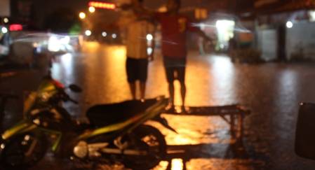 Warga Desa Sumokali Kecamatan Candi yang menutup akses jalan karena air masuk ke rumah warga kemarin. foto : khumaidi/BangsaOnline.com