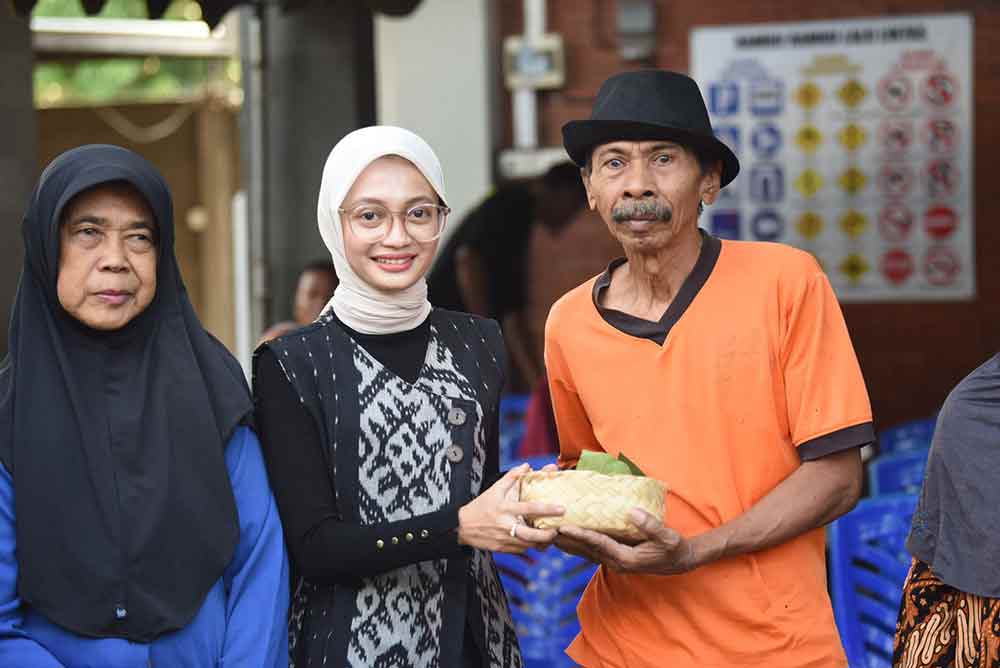 Wali Kota Kediri, Vinanda Prameswati saat membagikan secara simbolis daging kurban yang dibungkus dengan besek dan daun jati. (Ist)