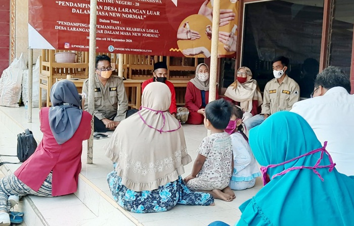 Para Mahasiswa UMM saat PMM melakukan sosialisasi bersama FRPB ke warga Desa Larangan Luar.