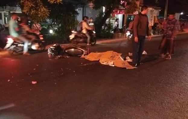 Kondisi korban ditutup koran sebelum dievakuasi.