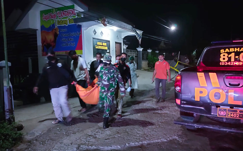 Petugas saat mengevakuasi jasad korban yang ditemukan bersimbah darah di Lingkungan Babadan Kecamatan Wlingi, Kabupaten Blitar.