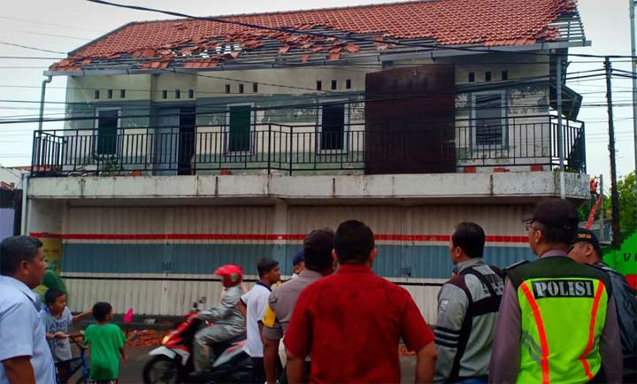 Salah satu rumah terdampak puting beliung di Medaeng, Sidoarjo.