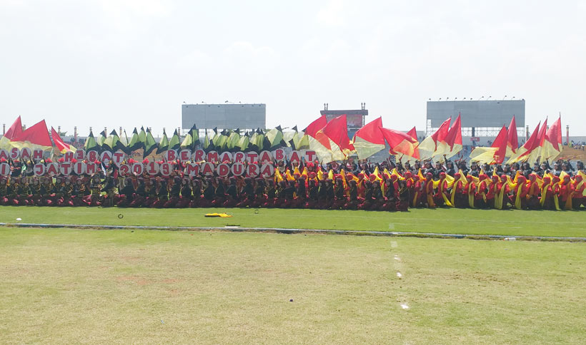 Tari Kolosal yang dibawakan 300 siswa-siswi MAN Bangkalan memeriahkan pembukaan Porseni Jatim di Gelora Stadion Bangkalan, Selasa (05/11/2019). foto: SUBAIDAH/ BANGSAONLINE