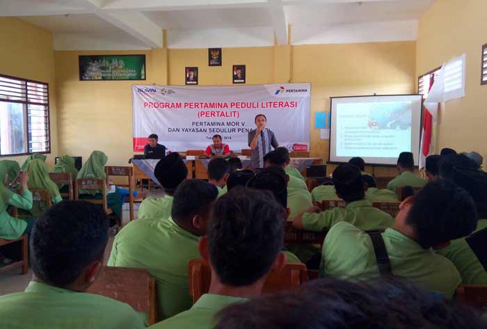 Narasumber saat menyampaikan materi tentang penggunaan medsos.