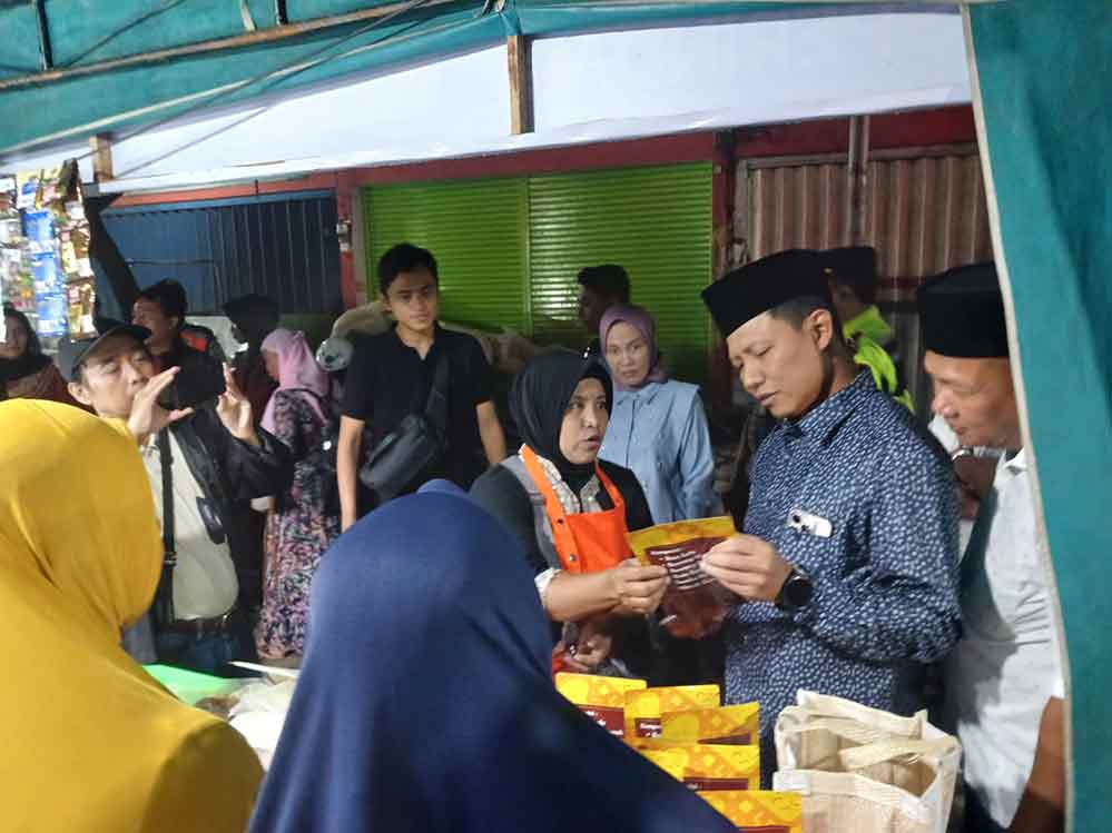 Usai membuka Kebonagung Night Market, Wawali turut melarisi dagangan pelaku usaha lokal. (Ist)