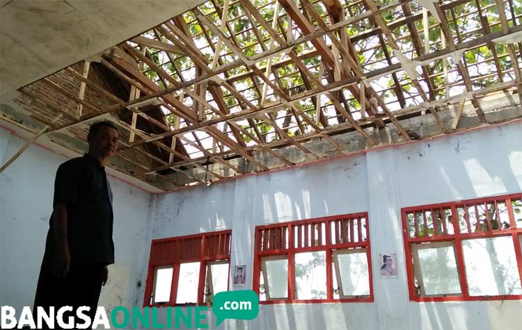 Atap dua ruang kelas di SDN Mlaras, Sumobito, Jombang.