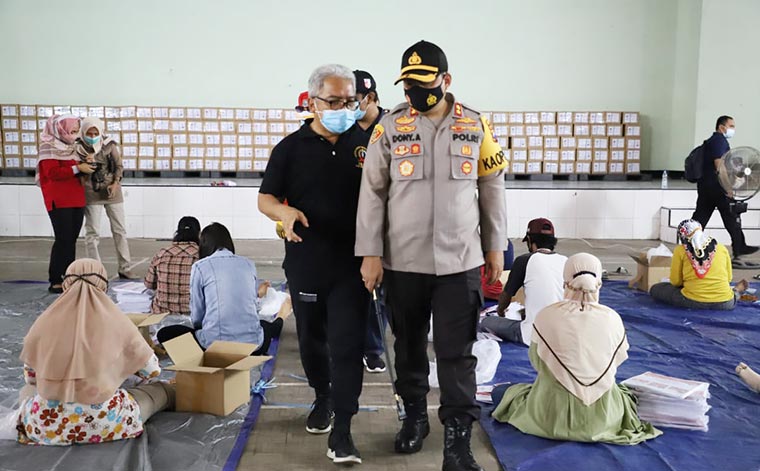 Kapolres Mojokerto AKBP Dony Alexander memantau langsung proses pelipatan kertas suara didampingi Ketua KPU Mojokerto, Muslim Bukhori.