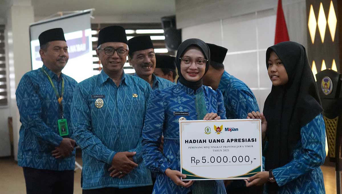Wali Kota Kediri saat memberi hadiah kepada salah satu kafilah berprestasi dalam MTQ Jatim 2025. Foto: Ist