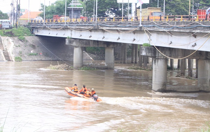 Tim penyelamat gabungan saat melakukan penyisiran di Sungai Porong.