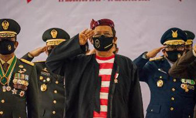 Menko Polhukam Mahfud MD saat mengikuti upacara HUT ke-75 Kemerdekaan RI secara virtual di kantor Kemenko Polhukam Jakarta, Senin (17/8/2020). foto: ist/ bangsaonline.com