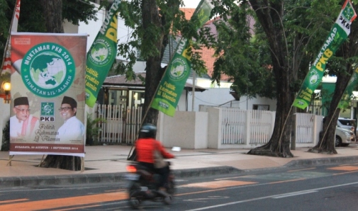 SEMARAK-Baliho dan umbul-umbul Muktamar PKB 2014, di Jalan Raya Darmo Surabaya, menyambut pembukaan muktamar PKB, Minggu (31/8/2014). foto : nur faishal/BangsaOnline