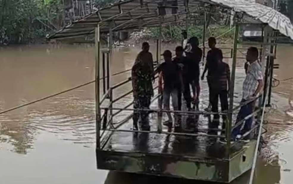 Perahu tambangan di Desa Bambe, Kecamatan Driyorejo tempat korban menceburkan diri.