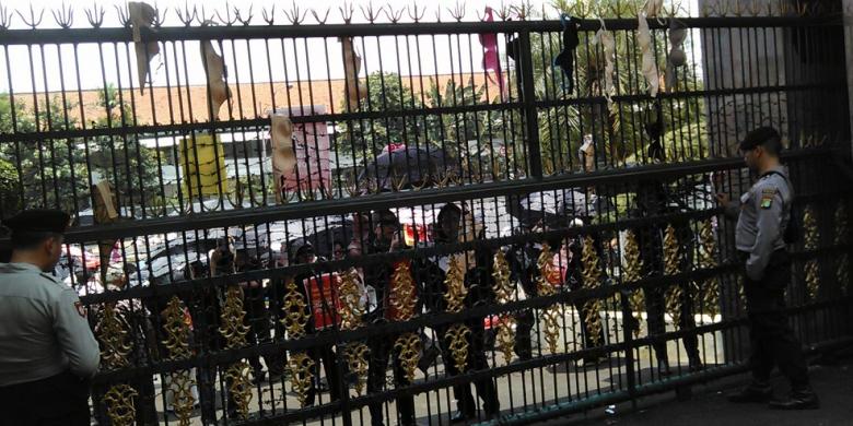 Berbagai pakaian "daleman" seperti bra (kutang) dan sebagainya dijadikan alat peraga demo. Foto: kompas.com