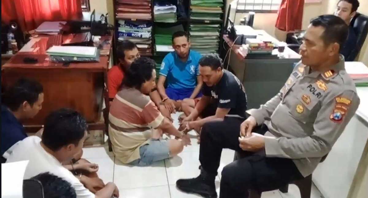 Para pelaku curanmor saat diinterogasi petugas dari Polsek Rungkut.