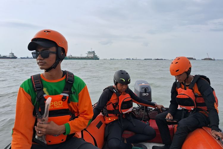 Personel BPBD Gresik saat melakukan pencarian nelayan yang dilaporkan hilang