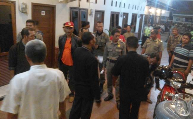 NIHIL: Tim Gabungan Forpimka Sedati saat melakukan pemeriksaan di salah satu penginapan di Kecamatan Sedati, Kamis (2/6) malam. foto : MUSTA