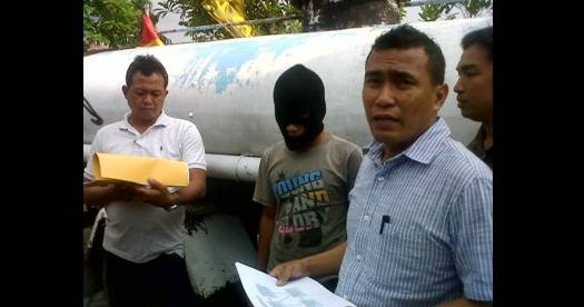DIAMANKAN. Pelaku pembawa BBM ilegal jenis solar sebanyak 2.500 liter diamankan polisi. Foto: Eky Nurhadi/BANGSAONLINE