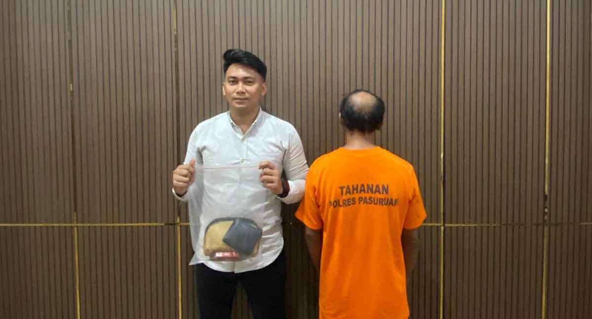 Pelaku saat diamankan petugas dari Satresnarkoba Polres Pasuruan.