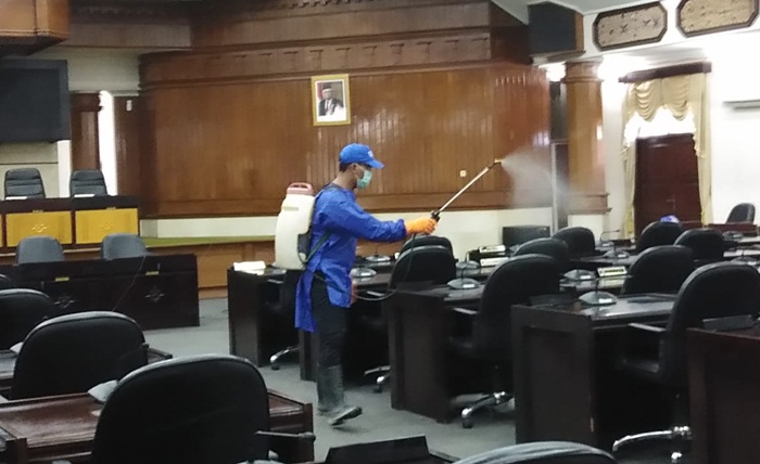 Sering Dikunjungi Banyak Tamu, Ketua DPRD Tuban Minta Gedung Dewan juga Disemprot Disinfektan