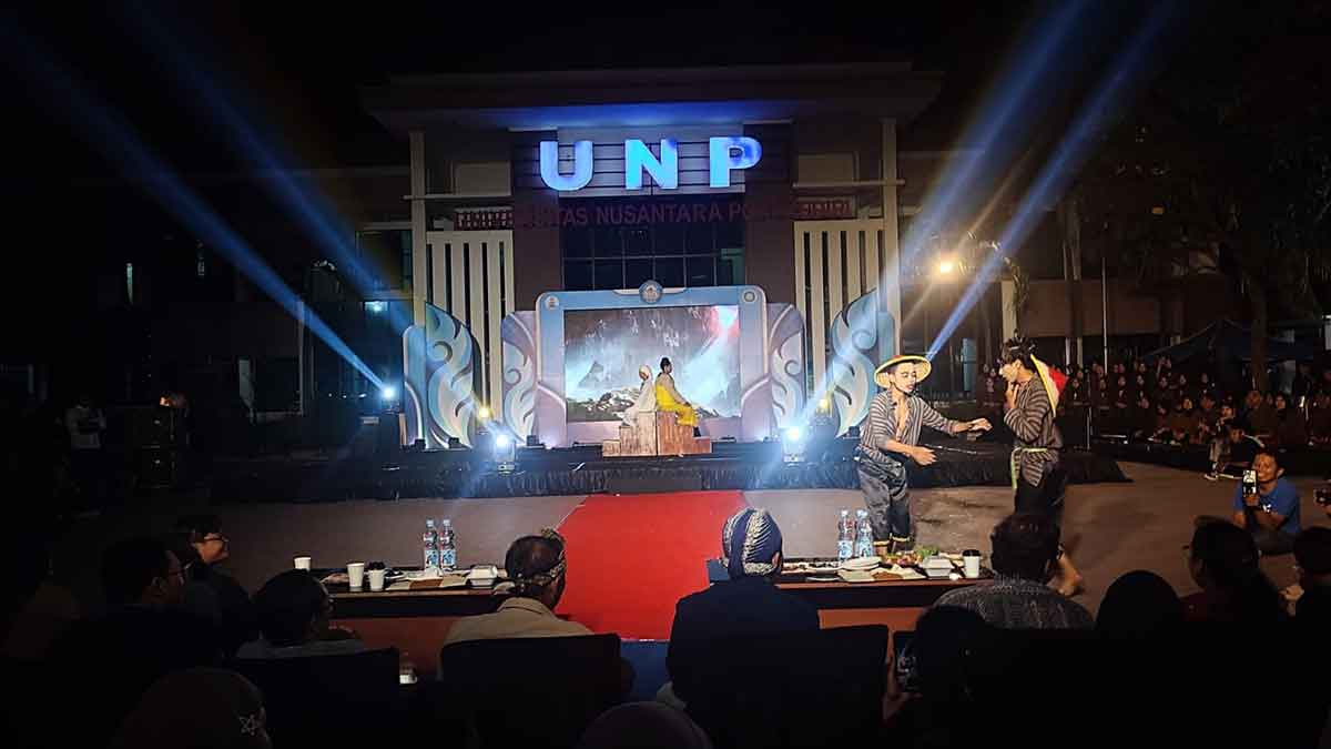 Drama kolosal yang dipersembahkan oleh mahasiswa UNP pada acara puncak Festival Kali Brantas. Foto: Ist