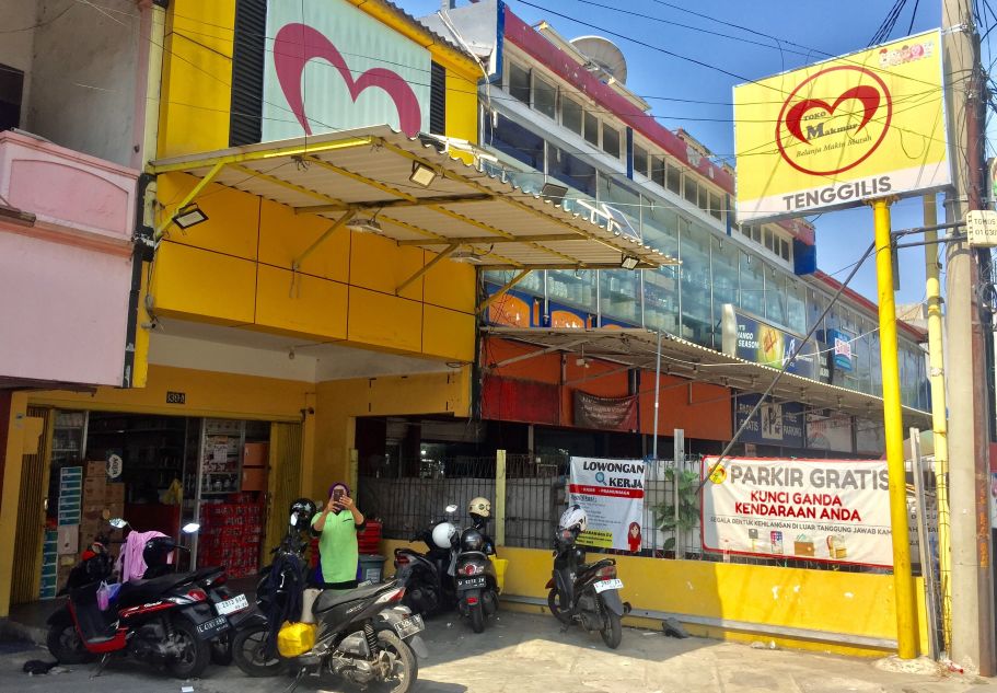 Toko Makmur yang berlokasi di Jl. Tenggilis Mejoyo 139 A
