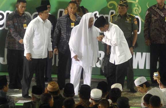 Presiden Jokowi berpamitan kepada Kyai Habib Lutfi bin Yahya saat hendak meninggalkan acara Munas Alim Ulama NU di Masjid Istiqlal, Jakarta, Minggu (14/6). foto merdeka