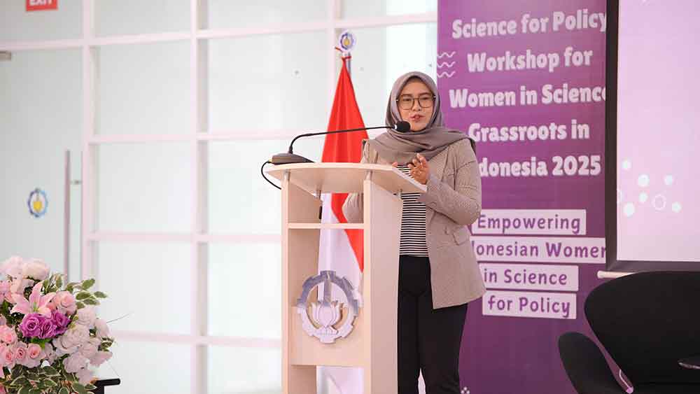
Presiden OWSD Indonesia National Chapter, Sri Fatmawati, ketika memberikan pemaparan terkait peran perempuan dalam sains dan perkembangan OWSD di Indonesia. (Ist)