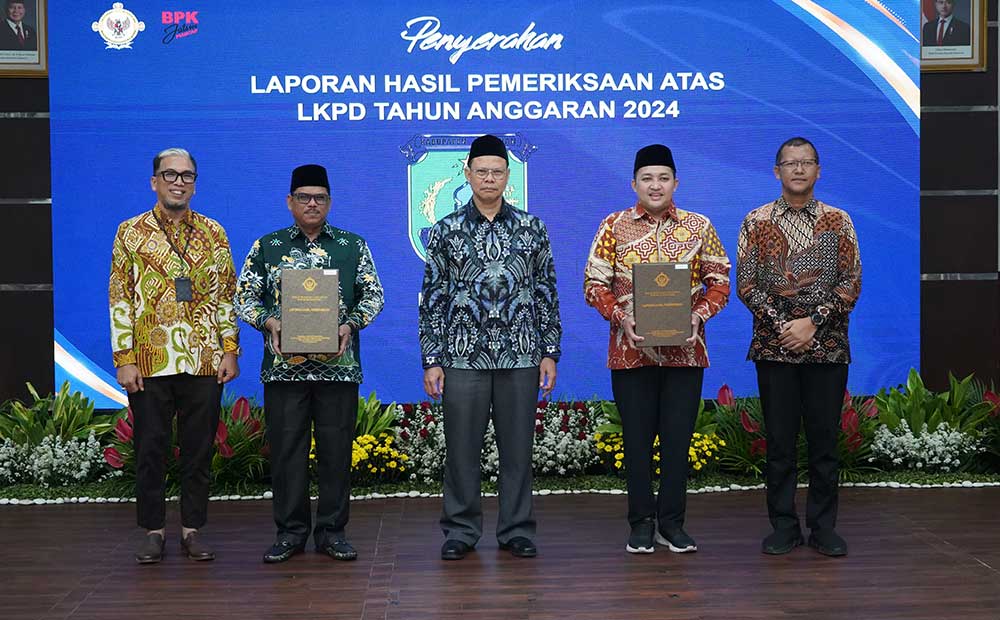 Bupati Pasuruan Rusdi Sutejo (dua dari kanan) menunjukan penghargaan WTP yang diserahkan Plh. Kepala BPK RI Perwakilan Jawa Timur Ayub Amali. 