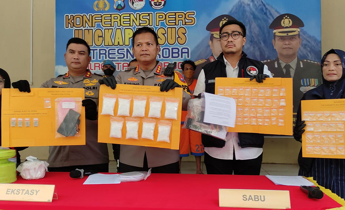 Kapolresta Sidoarjo Kombespol Kusumo Wahyu Bintoro (dua dari kiri) menunjukkan barang bukti berupa sabu-sabu.