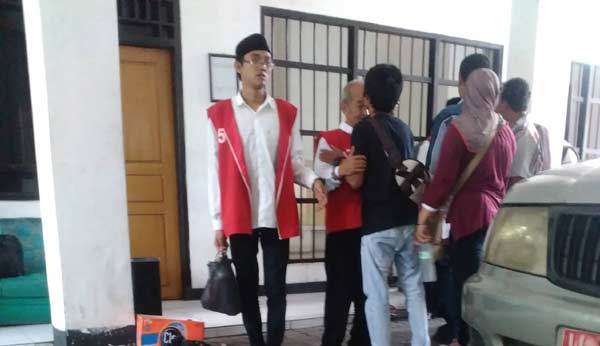 Terdakwa Sony saat berpelukan dengan keluarga saat hendak kembali ke tahanan usai persidangan. foto: nanang ichwan/ BANGSAONLINE