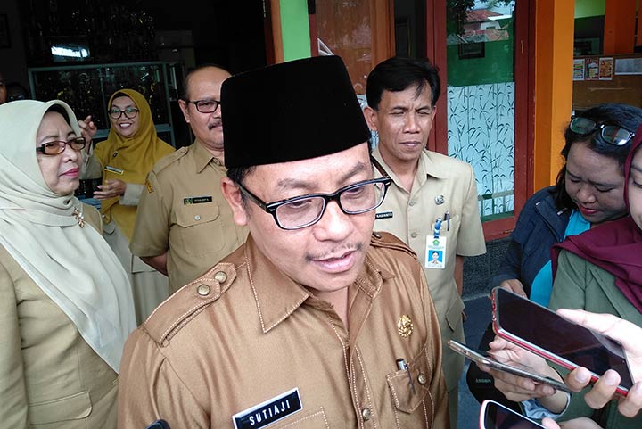 Wali Kota Malang Sutiaji ketika diwawancarai awak media terkait pemindahan siswa kelas VII dari SMPN 13 Malang ke MTs swasta Sunan Giri Malang, Senin (11/02). foto: IWAN/ BANGSAONLINE