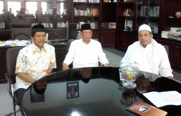 Dr KH Hasyim Muzadi (tengah) bersama Rektor UIN Maliki Malang, Prof Dr Mudjia Raharjo (kiri) dan Rais Am JATMAN KH Habib Luthfy Bin Yahya saat jumpa pers di UIN Maliki Malang, Senin (32/8). Foto: BANGSAONLINE
