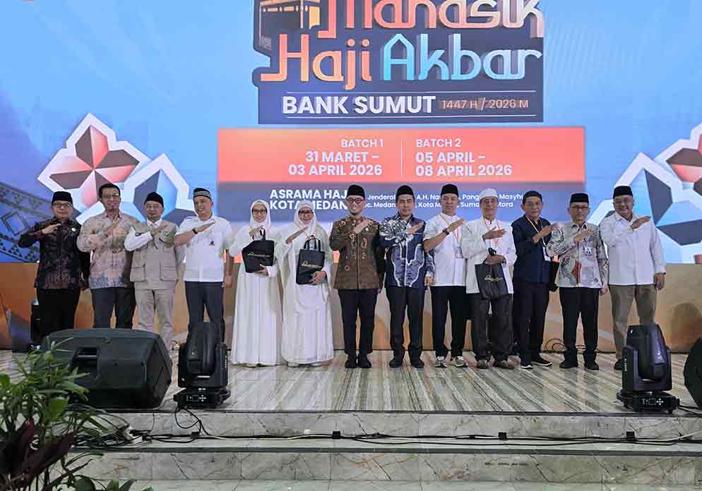 Wamenhaj Dahnil Anzar Simanjuntak (tengah), bersama Dirjen PE2HU Jaenal Effendi, dan jajaran Kemenhaj di kegiatan Manasik Haji Akbar Sumut. (Ist)