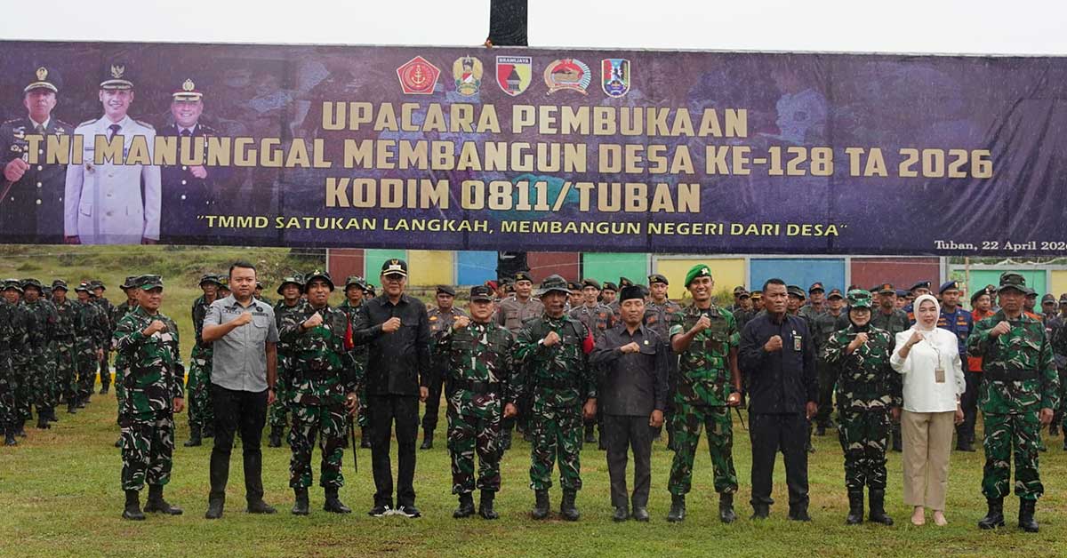 Foto bersama usai upacara pembukaan TMMD ke-128 di Tuban.