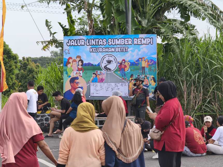 Kegiatan warga Betet di Jalan Lintas Sumber Rempi. (Ist). 