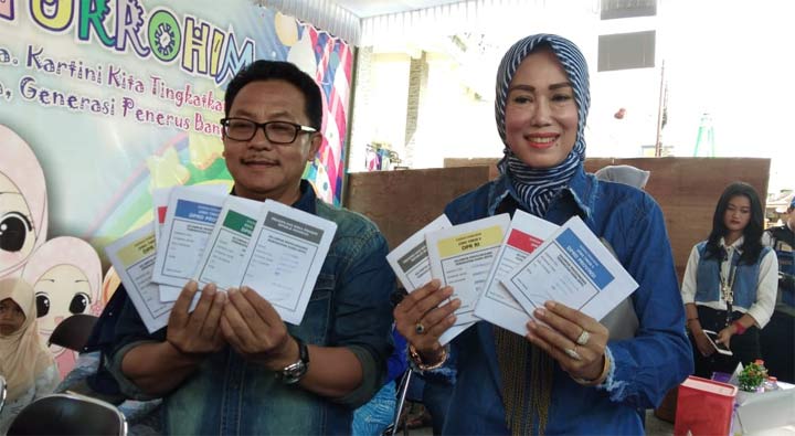 Wali Kota Malang Sutiaji beserta istri saat menggunakan hak pilihnya di TPS 02 Jalan Kenanga.