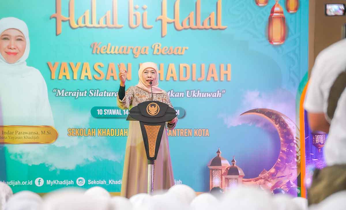 Gubernur Khofifah saat memberi sambutan di halalbihalal Keluarga Besar Yayasan Taman Pendidikan Khadijah 1446 H.
