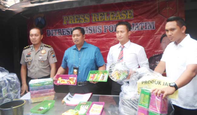 Polda Jatim membeberkan barang bukti hasil penggerebekan wafer daur ulang di Krembung, Sidoarjo. foto: catur 