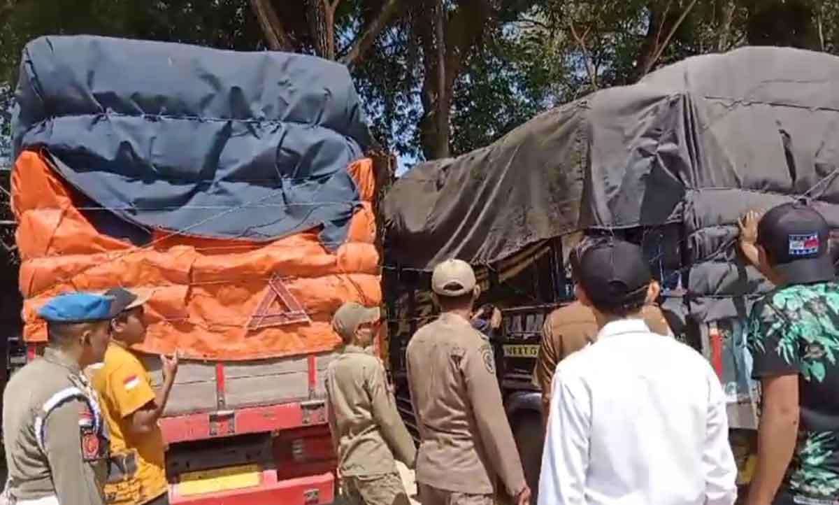 Satpol PP Pamekasan saat memeriksa 2 truk yang diamankan.