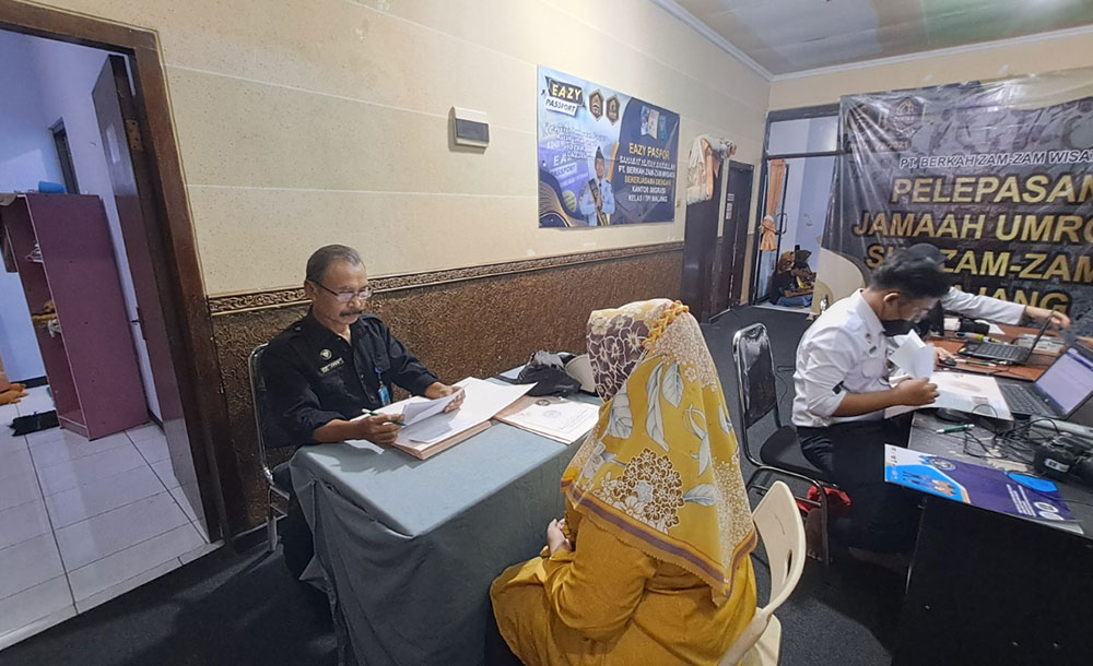 Wujudkan Layanan Prima, Imigrasi Malang Gelar Eazy Passport di PT. Berkah Zam-Zam Wisata Lumajang