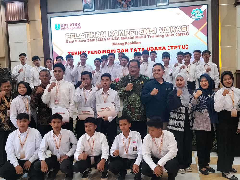 Kasi Pelayanan Keterampilan Kejuruan Dindik Jatim, Siswoko Andianto bersama Frenky MDP, Kasi SMK Cabdindik wilayah Malang (Kota Malang-Batu) foto bersama para peserta usai penutupan.