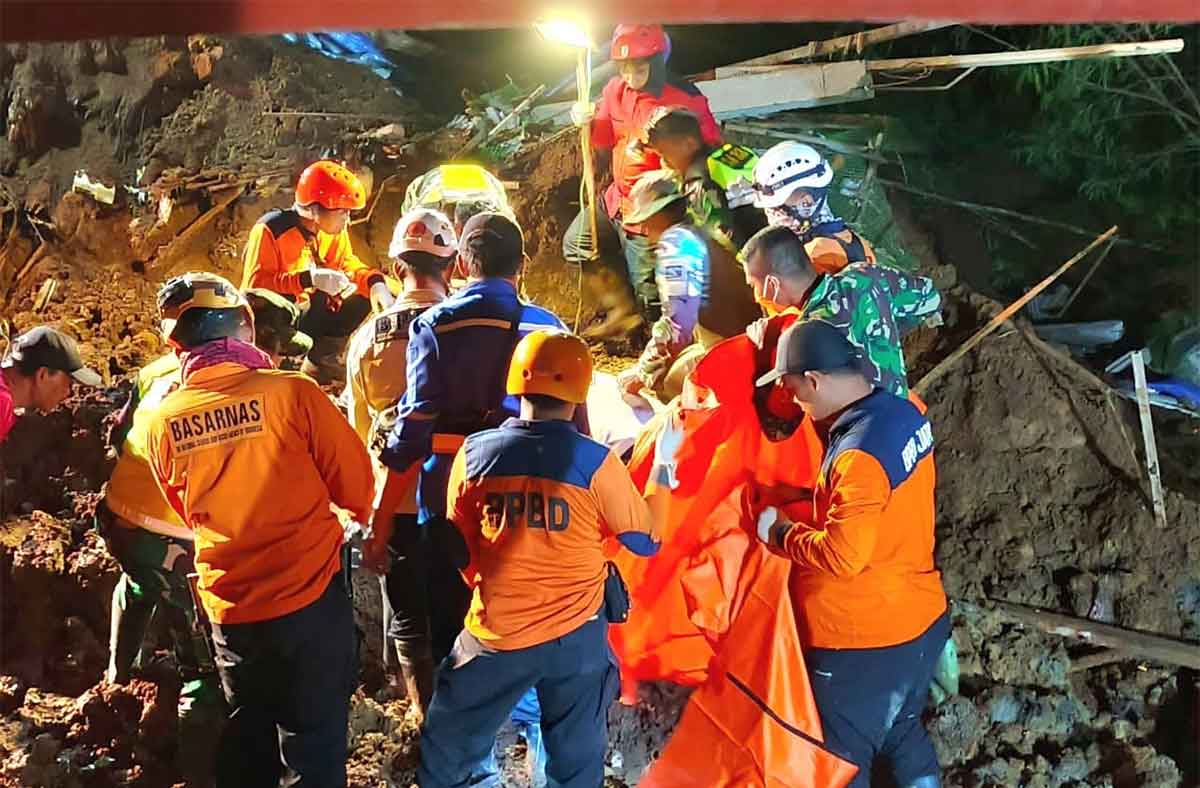Evakuasi korban longsor di Desa Bumirejo, Kecamatan Kesamben, Kabupaten Blitar.