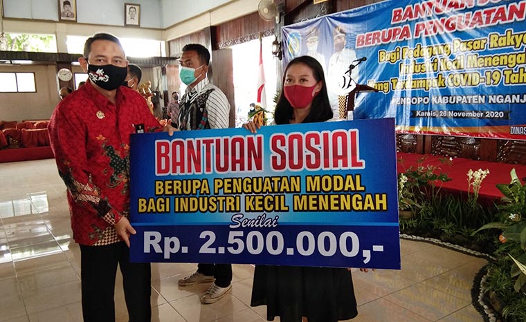 Bupati Nganjuk, H. Novi Rahman Hidayat memberikan bantuan secara simbolis kepada IKM di Kabupaten Nganjuk. foto: BAMBANG/ BANGSAONLINE